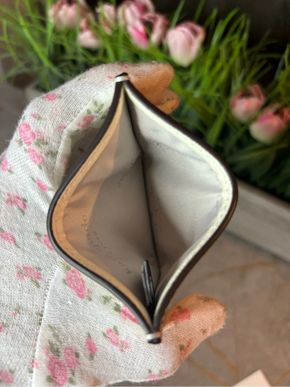 kate spade NWT Cream Leather Card Holder with Gold Plaque